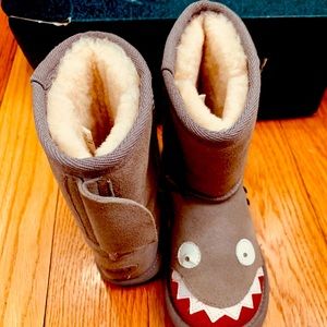 EMU size 9 toddler shark boots